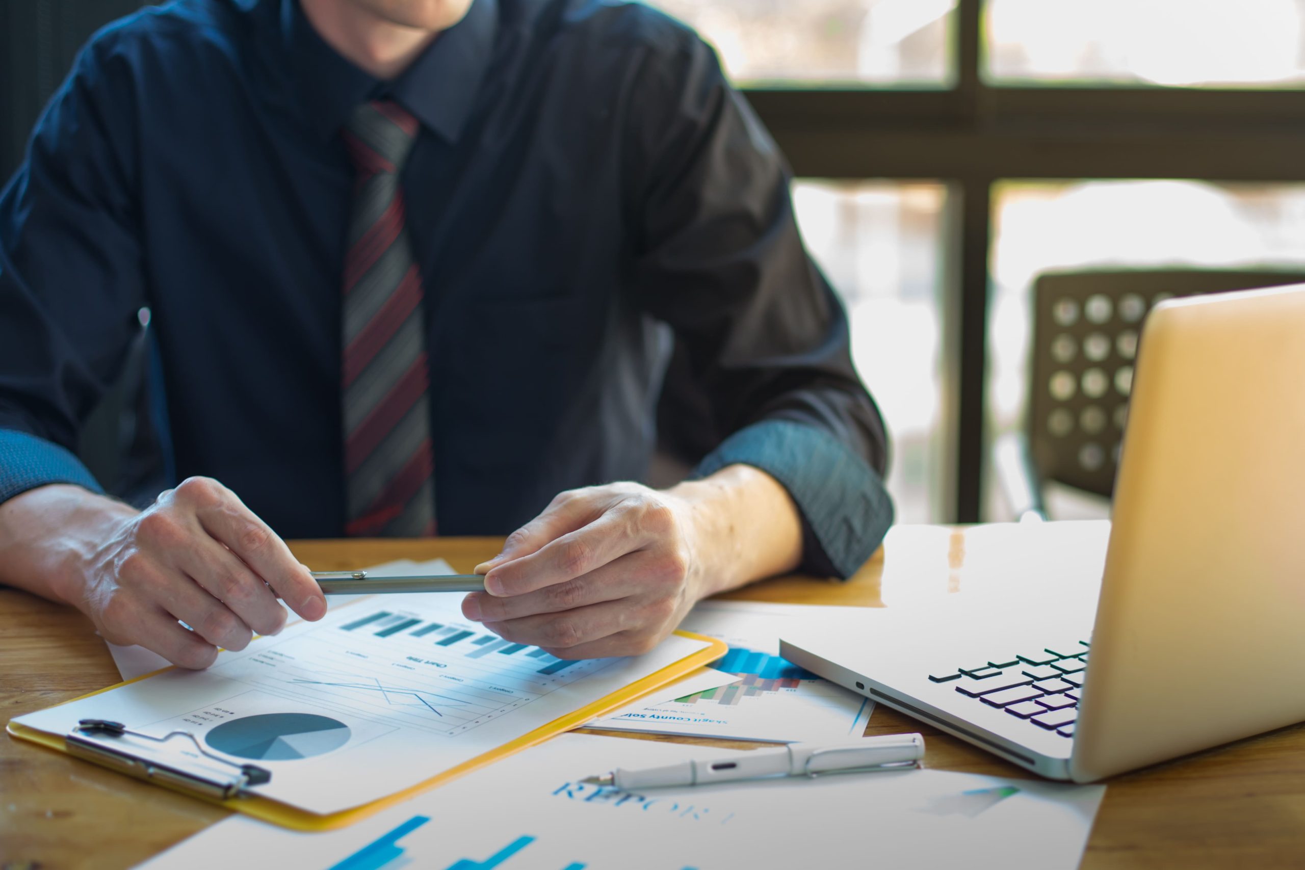 business-documents-office-table-graph-business-with-social-network-diagram-man-working-background (1) Sanksi pajak dikurangkan dari penghasilan bruto dalam perhitungan pajak perusahaan