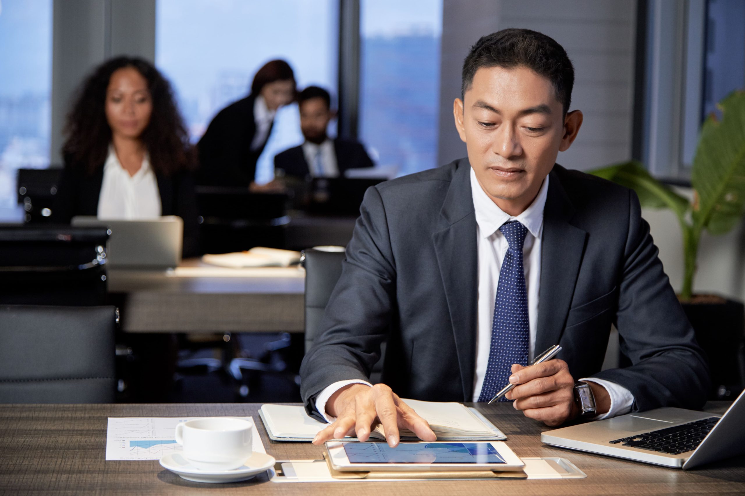 focused-ethnic-businessman-using-tablet (1) Ilustrasi belanja perpajakan 2027 dan insentif pajak untuk sektor manufaktur